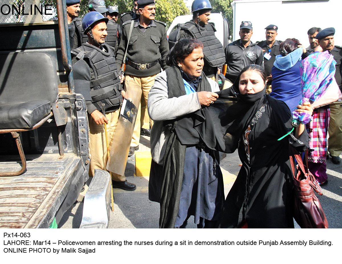 a female police officer forcefully drags a nurse into the police van photo online