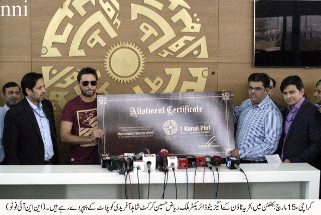 all rounder shahid afridi receives an allotment certificate for a 1 kanal plot in bahria town during a ceremony in karachi on saturday photo nni all rounder shahid afridi receives an allotment certificate for a 1 kanal plot in bahria town during a ceremony in karachi on saturday photo nni
