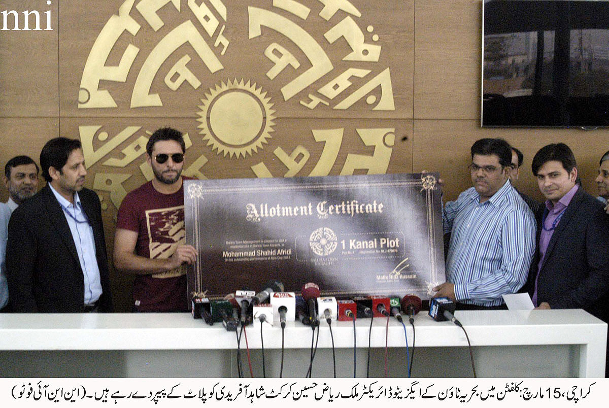 all rounder shahid afridi receives an allotment certificate for a 1 kanal plot in bahria town during a ceremony in karachi on saturday photo nni