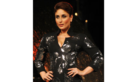 kareena kapoor showcases a creation by designer rajesh pratap singh during the grand finale of lakme fashion week summer resort 2014 in mumbai photo afp