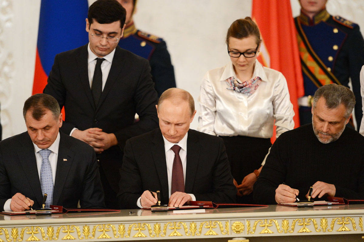 russia 039 s president vladimir putin c crimean parliament speaker vladimir konstantionov l and alexei chaly sevastopol 039 s new de facto mayor r sign a treaty on the ukrainian black sea peninsula becoming part of russia in the kremlin in moscow on march 18 2014 photo afp