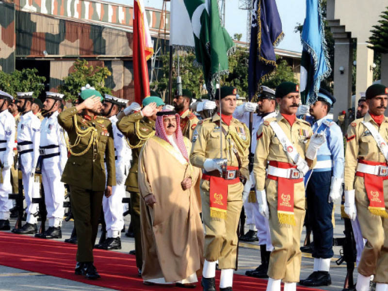 bahrain s ruler reviews the guard of honour on his arrival at chaklala photo ppi