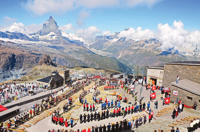over 550 alphorn players and more than 5 000 visitors bear witness to the world s longest playable alphorn photos maria saif over 550 alphorn players and more than 5 000 visitors bear witness to the world s longest playable alphorn photos maria saif