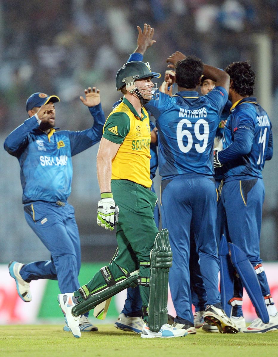 sri lanka bowler sachithra senanayake 2r celebrates the wicket of unseen south africa batsman hashim amla with teammates during the icc world twenty20 tournament cricket match between south africa and sri lanka at the zahur ahmed chowdhury stadium in chittagong on march 22 2014 photo afp