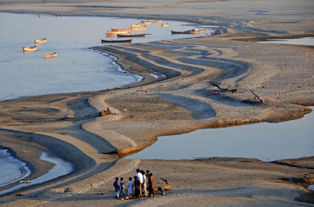 a view of dry beds of indus river due to shortage of water photo inp a view of dry beds of indus river due to shortage of water photo inp
