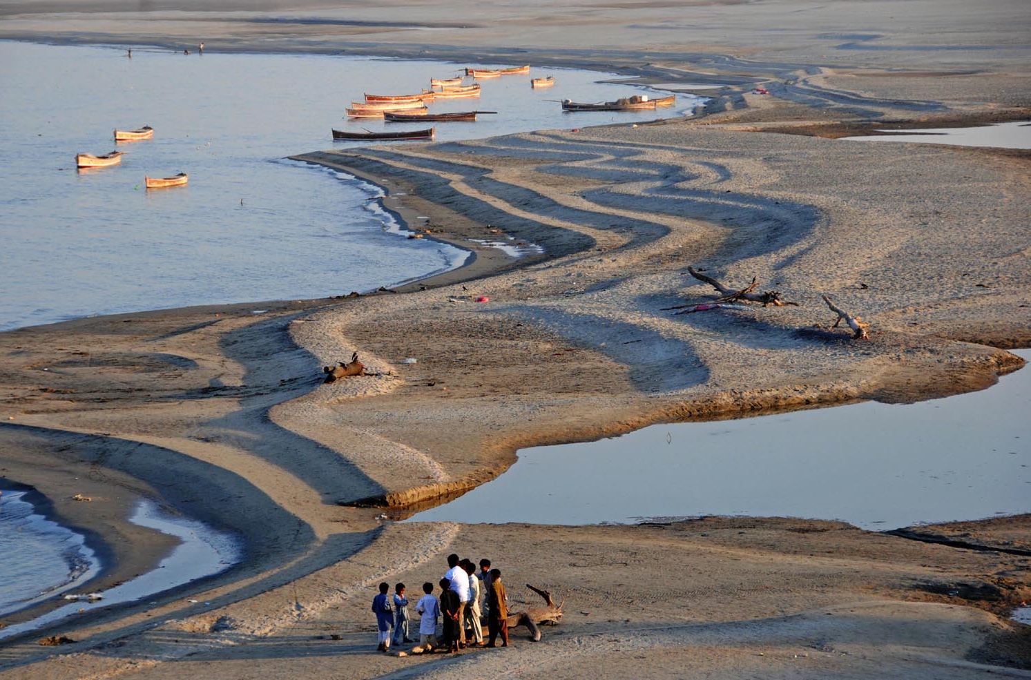 a view of dry beds of indus river due to shortage of water photo inp