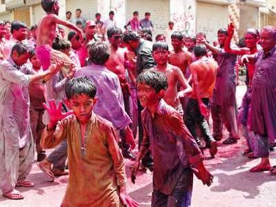 local colour celebrating holi in tharparkar