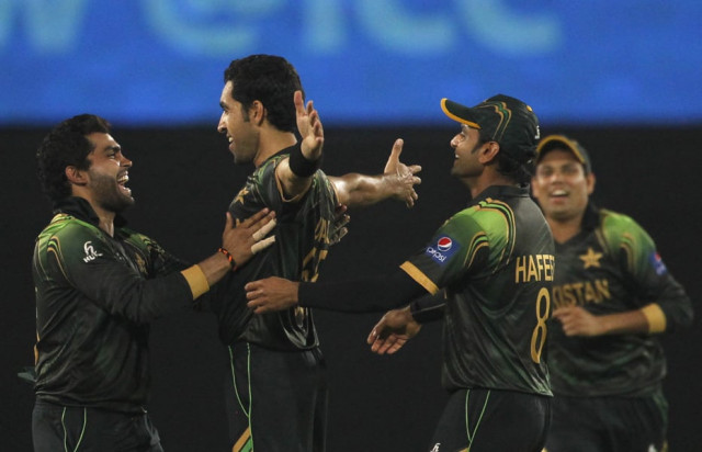 pakistan 039 s captain mohammad hafeez 2nd r and other fielders congratulate umar gul 2nd l as he dismissed australia 039 s nathan coulter nile successfully during their icc twenty20 world cup match at the sher e bangla national cricket stadium in dhaka march 23 2014 photo reuters pakistan 039 s captain mohammad hafeez 2nd r and other fielders congratulate umar gul 2nd l as he dismissed australia 039 s nathan coulter nile successfully during their icc twenty20 world cup match at the sher e bangla national cricket stadium in dhaka march 23 2014 photo reuters