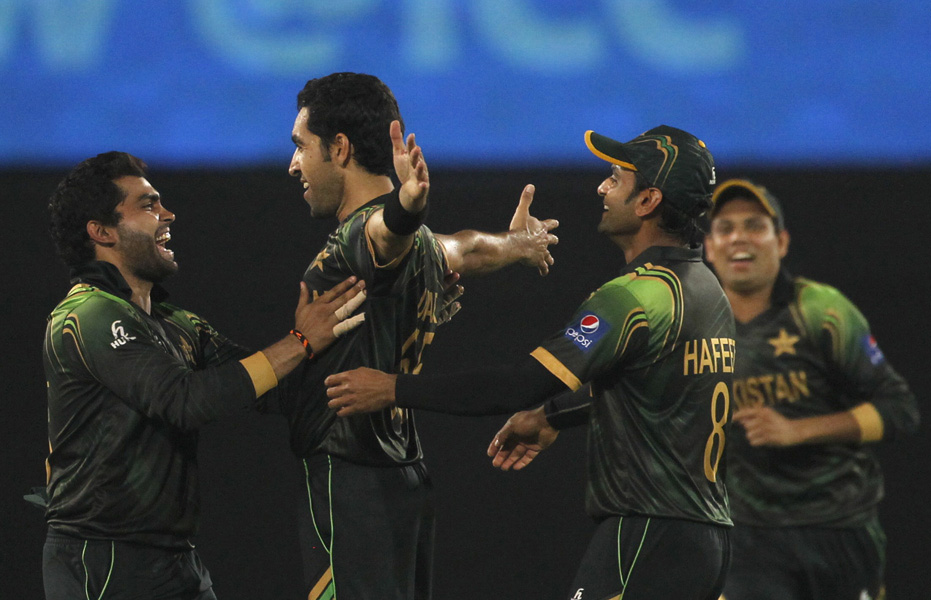 pakistan 039 s captain mohammad hafeez 2nd r and other fielders congratulate umar gul 2nd l as he dismissed australia 039 s nathan coulter nile successfully during their icc twenty20 world cup match at the sher e bangla national cricket stadium in dhaka march 23 2014 photo reuters