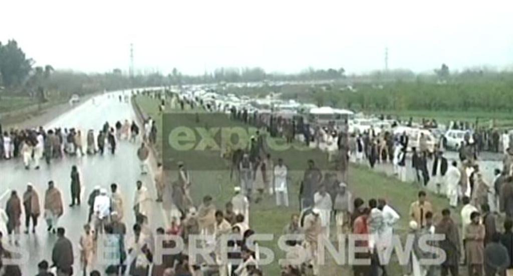 an express news screengrab of the blocked peshawar islamabad motorway