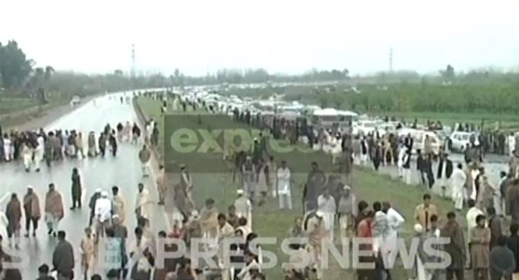 an express news screengrab of the blocked peshawar islamabad motorway an express news screengrab of the blocked peshawar islamabad motorway