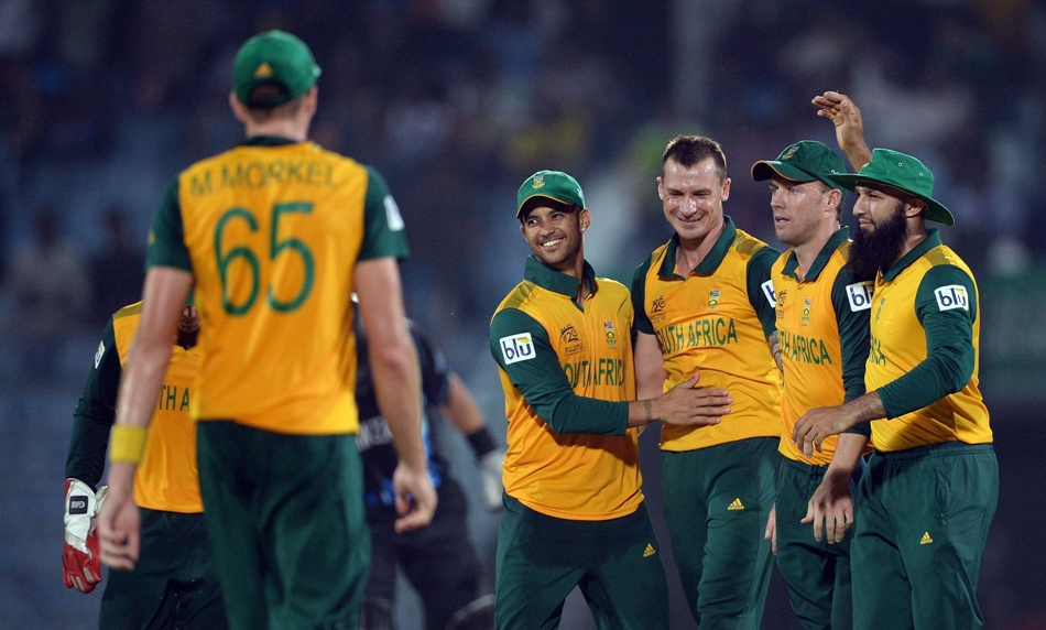 south africa cricketer dale steyn 3r celebrates the wicket of new zealand batsman nathan mccullum with teammates during the icc world twenty20 tournament cricket match between south africa and new zealand photo afp