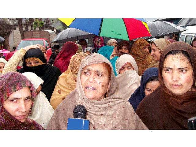 kashmiri refugees protesting on neelum valley road on monday photo nni kashmiri refugees protesting on neelum valley road on monday photo nni
