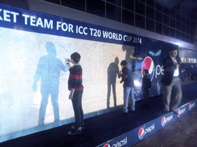 fans leaving messages of support to pakistan 039 s cricket team in centaurus mall in islamabad photo pepsi fans leaving messages of support to pakistan 039 s cricket team in centaurus mall in islamabad photo pepsi