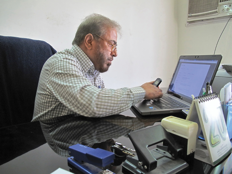 jawed shamim a chief engineer for the karachi water amp sewerage board sends text messages to remind customers to pay their bills only 300 000 customers in this city of 20 million pay their water bills photo mahim maher citiscope