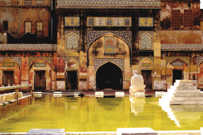 nairang art gallery reveals art in a whole new light nairang art gallery reveals art in a whole new light