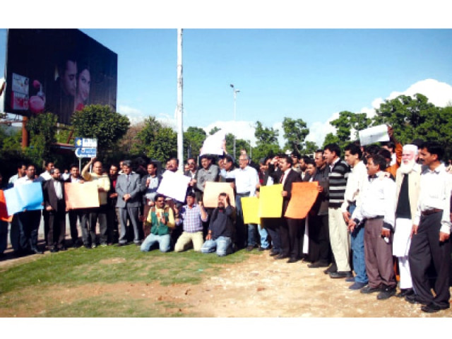 journalists protesting outside the national press club against the attack on raza rumi photo online journalists protesting outside the national press club against the attack on raza rumi photo online