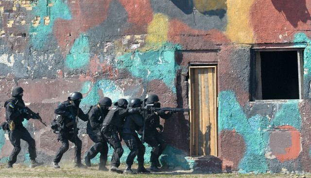 soldiers of the newly founded ukrainian national guard take part in military exercises photo afp