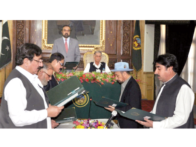 new members were welcomed to the provincial cabinet on tuesday at an oath taking ceremony at the governor s residence photo inp