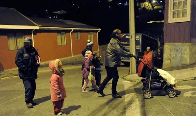 residents walk to higher ground after a tsunami alarm at talcahuano city south of santiago on the southern pacific coast april 1 2014 photo rueters