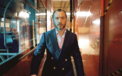 jude law plays a crook in dom hemingway