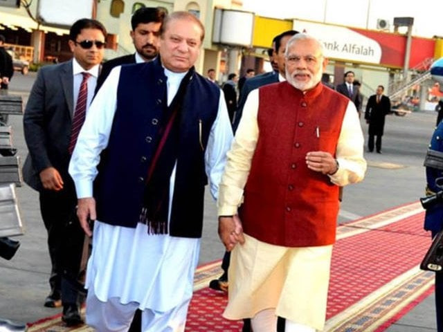 akistani prime minister nawaz sharif l walks with his indian counterpart narendra modi after modi 039 s arrival in lahore pakistan december 25 2015 photo reuters akistani prime minister nawaz sharif l walks with his indian counterpart narendra modi after modi 039 s arrival in lahore pakistan december 25 2015 photo reuters