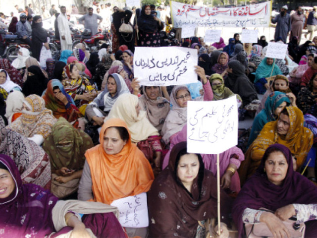 teachers hold placards at nasser bagh to protest education department s policies photo shafiq malik express teachers hold placards at nasser bagh to protest education department s policies photo shafiq malik express