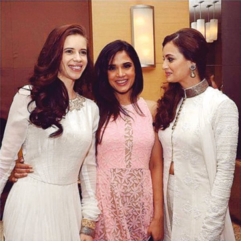 vogue india shares a picture of kalki koechlin richa chadda and dia mirza bonding backstage at the manish malhotra for mijwan show vogue india shares a picture of kalki koechlin richa chadda and dia mirza bonding backstage at the manish malhotra for mijwan show