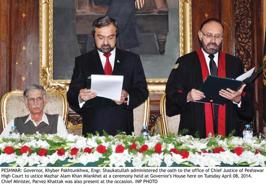 khyber pakhtunkhwa governor shaukatullah khan administers oath to justice mazhar alam khan miankhel at the governor house photo inp
