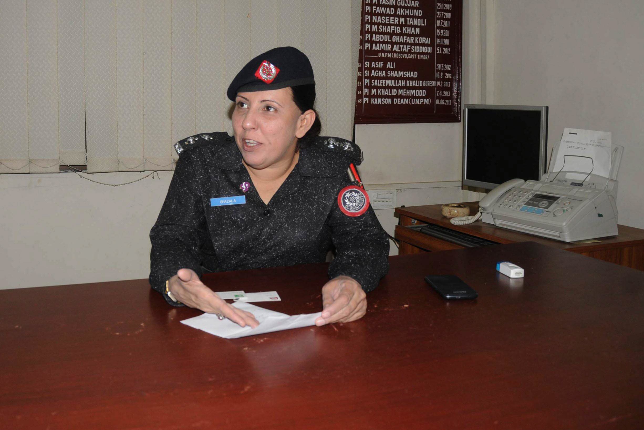 clifton 039 s new sherrif ghazala perveen in her new office photo rashid ajmeri express