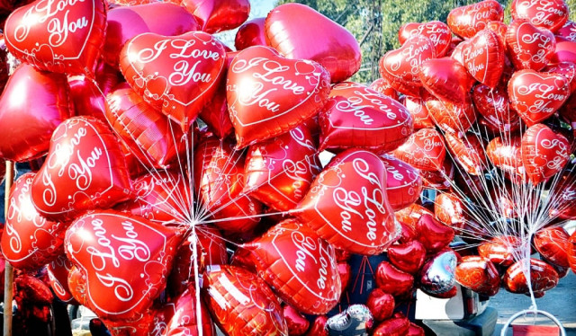 a vendor displays heart shaped balloons to attract customers in lahore photo app a vendor displays heart shaped balloons to attract customers in lahore photo app