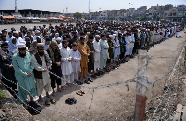 pakistani mourners take part in prayers for the victims of bomb blast at wholesale fruit and vegetable market in islamabad on april 10 2014 photo afp pakistani mourners take part in prayers for the victims of bomb blast at wholesale fruit and vegetable market in islamabad on april 10 2014 photo afp