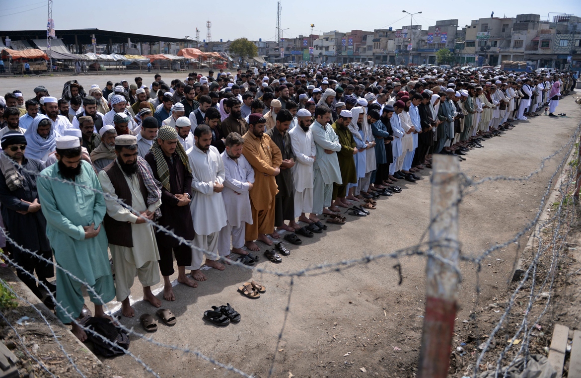 pakistani mourners take part in prayers for the victims of bomb blast at wholesale fruit and vegetable market in islamabad on april 10 2014 photo afp