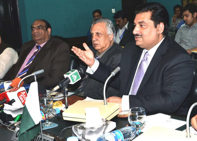 federal minister for commerce khurram dastagir addressing at the lahore chamber of commerce and industries on thursday april 10 2014 photo nni federal minister for commerce khurram dastagir addressing at the lahore chamber of commerce and industries on thursday april 10 2014 photo nni