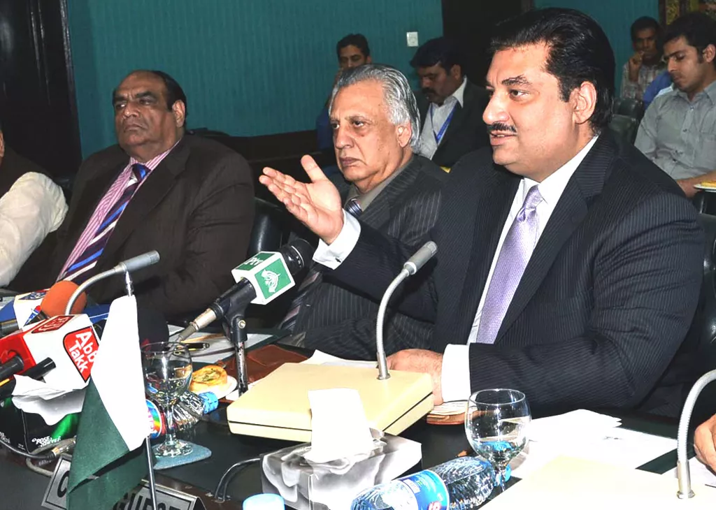 federal minister for commerce khurram dastagir addressing at the lahore chamber of commerce and industries on thursday april 10 2014 photo nni federal minister for commerce khurram dastagir addressing at the lahore chamber of commerce and industries on thursday april 10 2014 photo nni