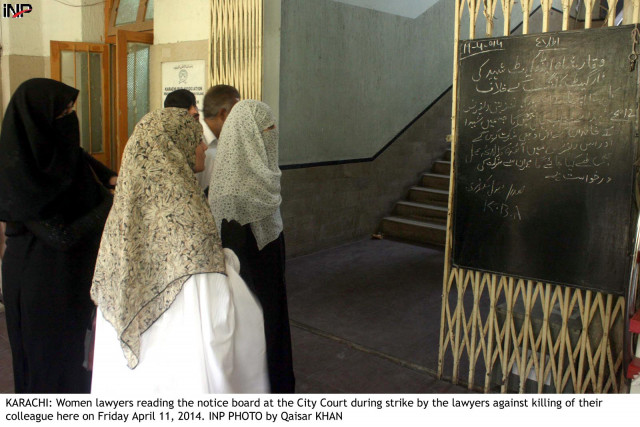litigants read a strike notice at the karachi city court on friday after lawyers boycotted proceedings to protest the target killing of a lawyer photo inp litigants read a strike notice at the karachi city court on friday after lawyers boycotted proceedings to protest the target killing of a lawyer photo inp