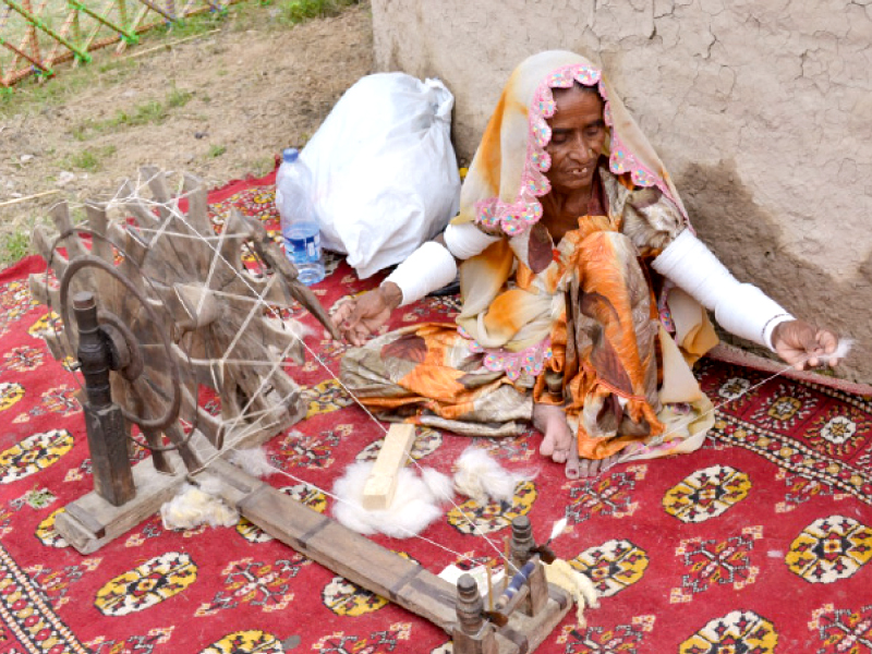 parri from badin is a master craftswoman of farasi weaving using goat hair camel hair and mixed yarn photo muhammad javaid express