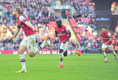 english premier league vermaelen expects arsenal to show true grit