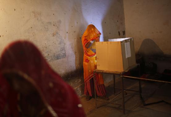 a woman casts her vote at a polling station in ajmer district in the desert indian state of rajasthan april 17 2014 photo reuters