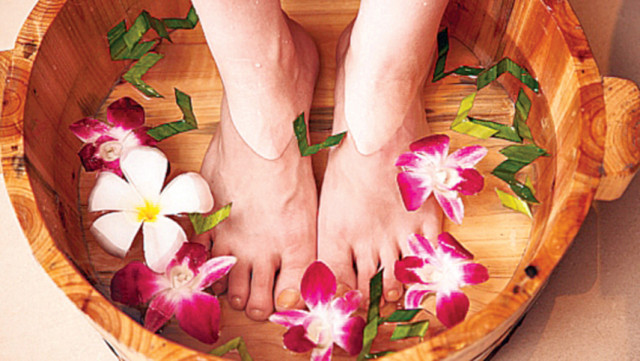 to bring the swelling down after a long hot day soak your feet in a tub of ice water for 15 minutes and then pat dry with a towel to bring the swelling down after a long hot day soak your feet in a tub of ice water for 15 minutes and then pat dry with a towel