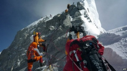 12 killed in worst ever everest accident officials