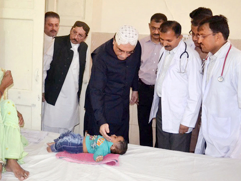 zardari inquires about well being of a child in mithi photo pr