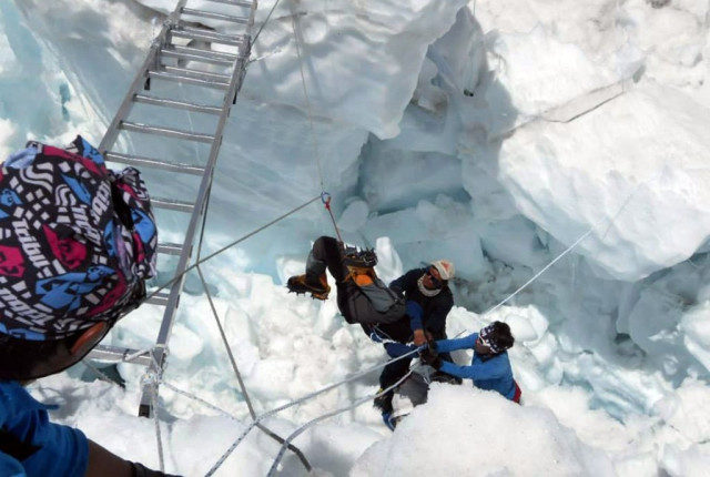 nepalese rescue team members rescue a survivor of an avalanche on mount everest photo afp nepalese rescue team members rescue a survivor of an avalanche on mount everest photo afp