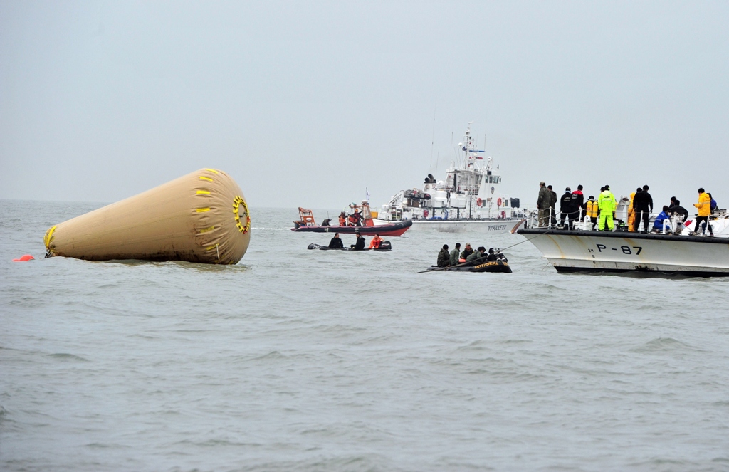 south korean rescue members search for the missing passengers of a capsized ferry at sea off jindo photo afp