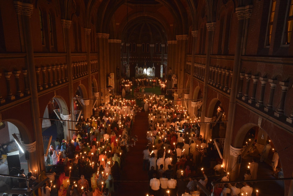 christians attend easter vigil mass at the sacred heart church in lahore on april 20 2014 photo afp