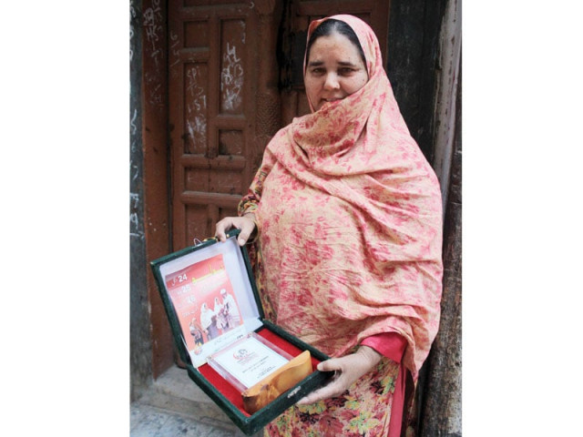 this lady health worker a widow has potentially safeguarded the lives of a thousand children through anti polio inoculations photo muhammad iqbal express this lady health worker a widow has potentially safeguarded the lives of a thousand children through anti polio inoculations photo muhammad iqbal express