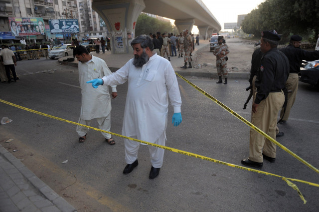 investigators work at the scene after the attack on prominent pakistani journalist hamid mir in karachi on april 19 2014 photo afp investigators work at the scene after the attack on prominent pakistani journalist hamid mir in karachi on april 19 2014 photo afp