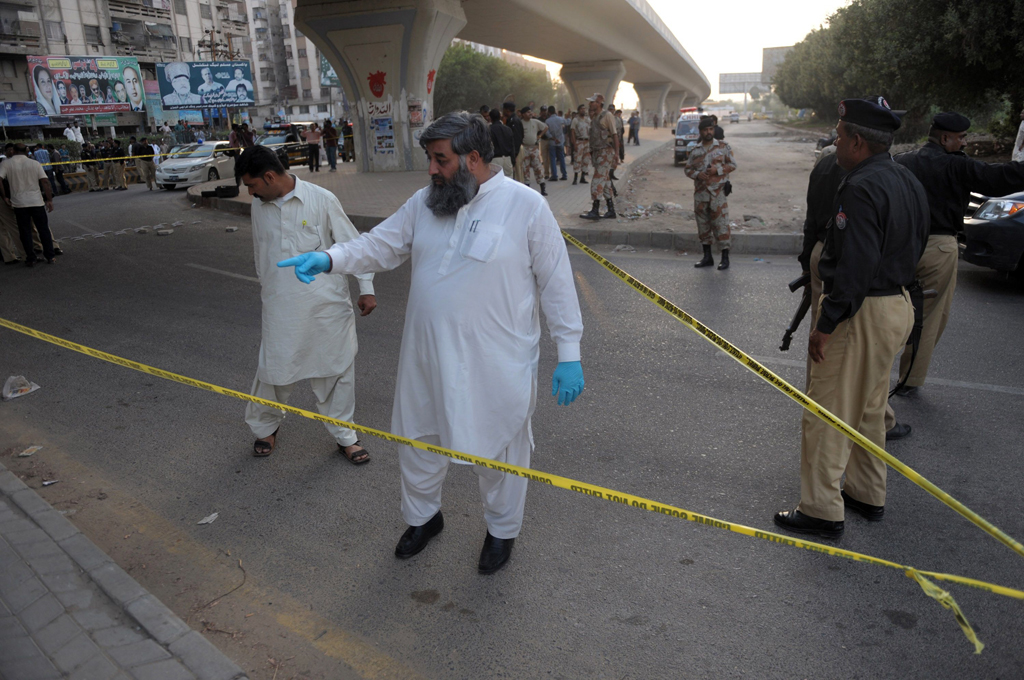 investigators work at the scene after the attack on prominent pakistani journalist hamid mir in karachi on april 19 2014 photo afp