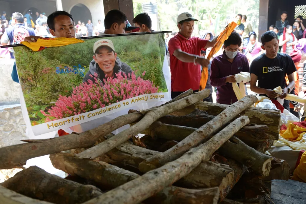 relatives prepare for the cremation of a mount everest avalanche victim in kathmandu photo afp relatives prepare for the cremation of a mount everest avalanche victim in kathmandu photo afp