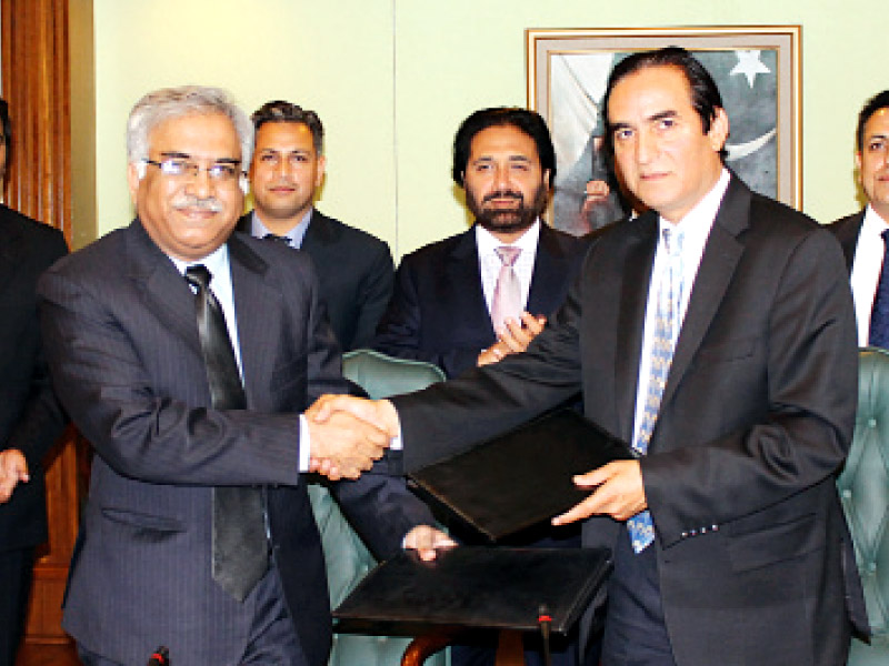 syed mazhar hussain chro ptcl and wwf representative exchange documents after signing mou on implementing green office project photo pr